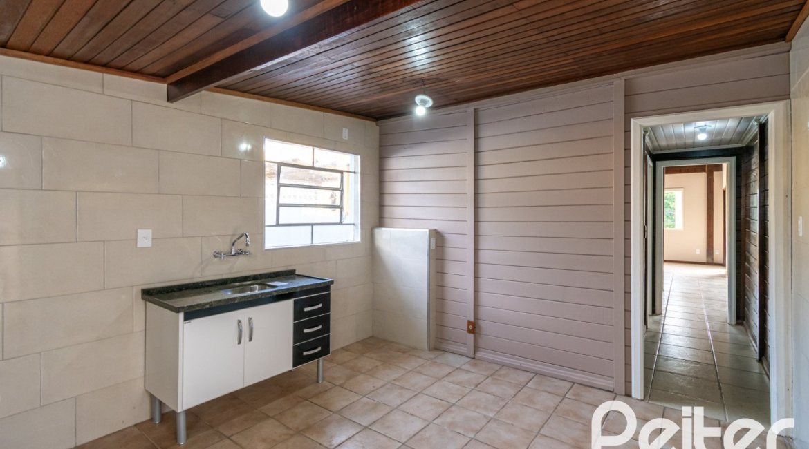 Casa à venda com 326m², 2 dormitórios, 1 suíte, 2 vagas, no bairro Ipanema em Porto Alegre