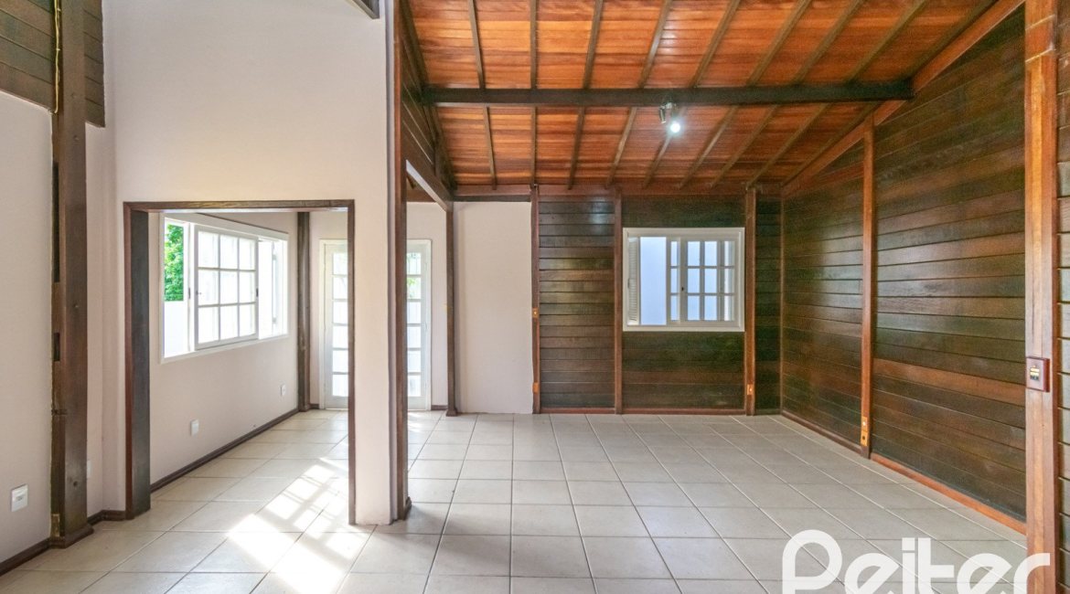Casa à venda com 326m², 2 dormitórios, 1 suíte, 2 vagas, no bairro Ipanema em Porto Alegre