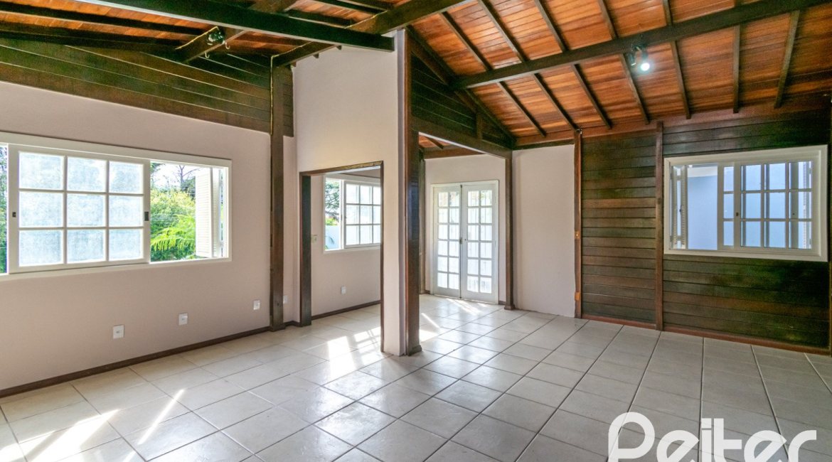 Casa à venda com 326m², 2 dormitórios, 1 suíte, 2 vagas, no bairro Ipanema em Porto Alegre