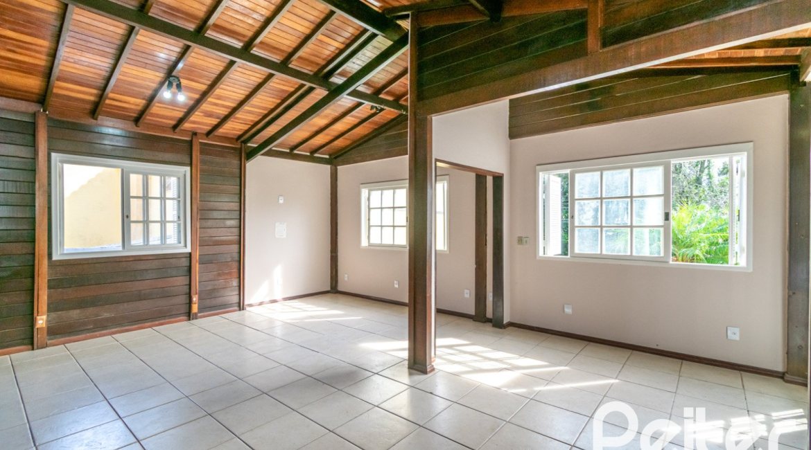 Casa à venda com 326m², 2 dormitórios, 1 suíte, 2 vagas, no bairro Ipanema em Porto Alegre