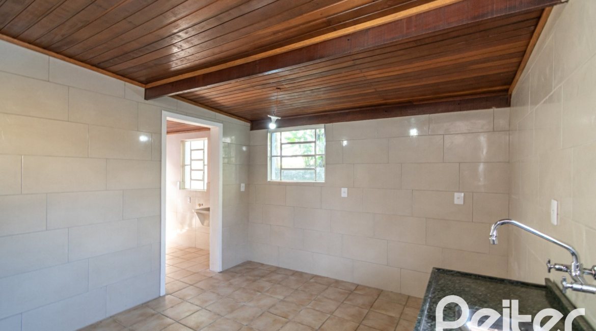 Casa à venda com 326m², 2 dormitórios, 1 suíte, 2 vagas, no bairro Ipanema em Porto Alegre