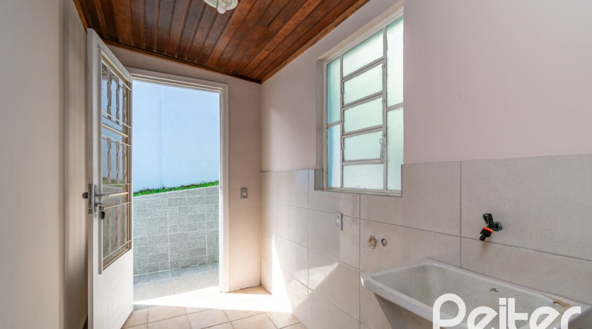 Casa à venda com 326m², 2 dormitórios, 1 suíte, 2 vagas, no bairro Ipanema em Porto Alegre