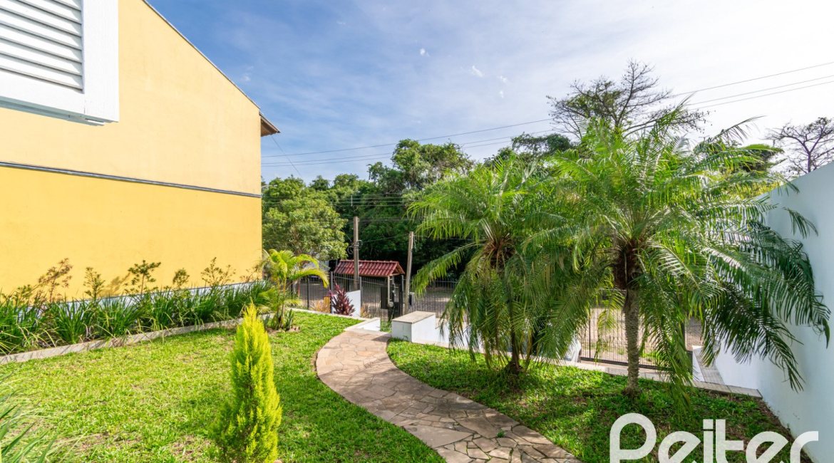 Casa à venda com 326m², 2 dormitórios, 1 suíte, 2 vagas, no bairro Ipanema em Porto Alegre