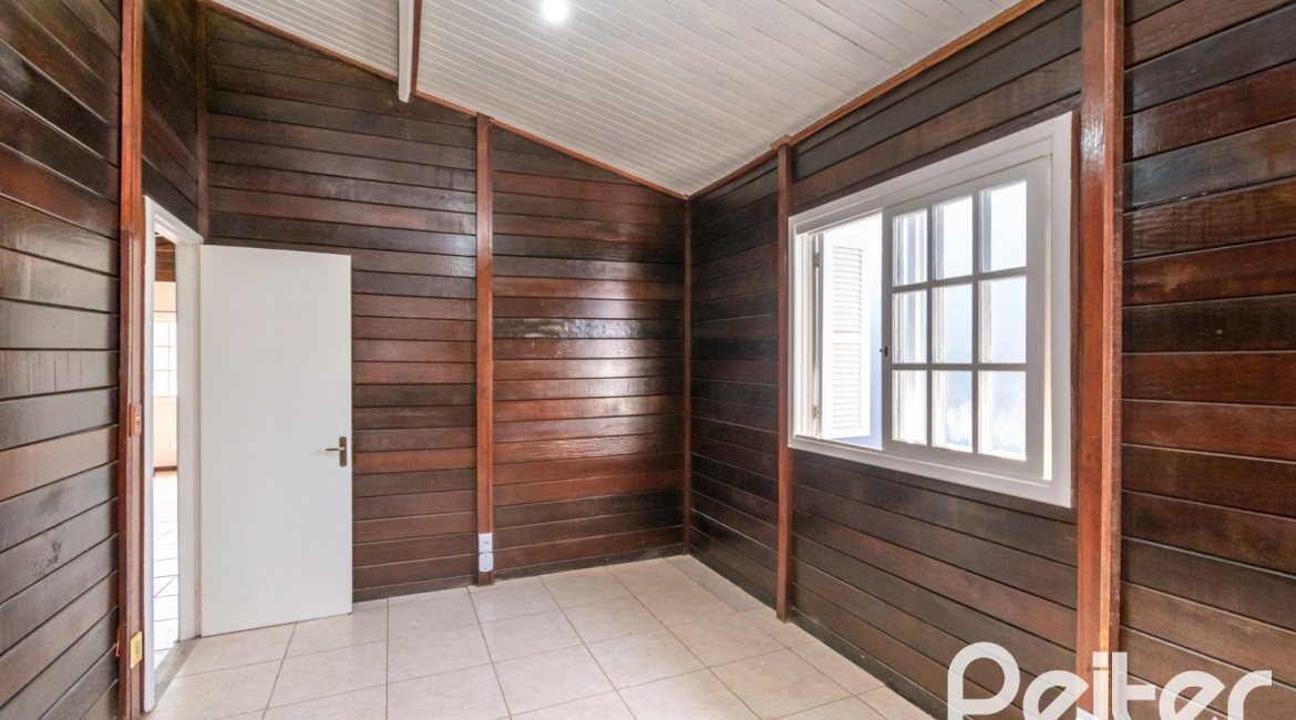 Casa à venda com 326m², 2 dormitórios, 1 suíte, 2 vagas, no bairro Ipanema em Porto Alegre