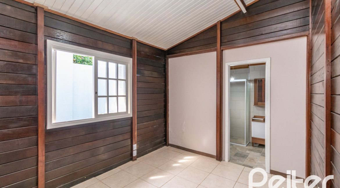 Casa à venda com 326m², 2 dormitórios, 1 suíte, 2 vagas, no bairro Ipanema em Porto Alegre