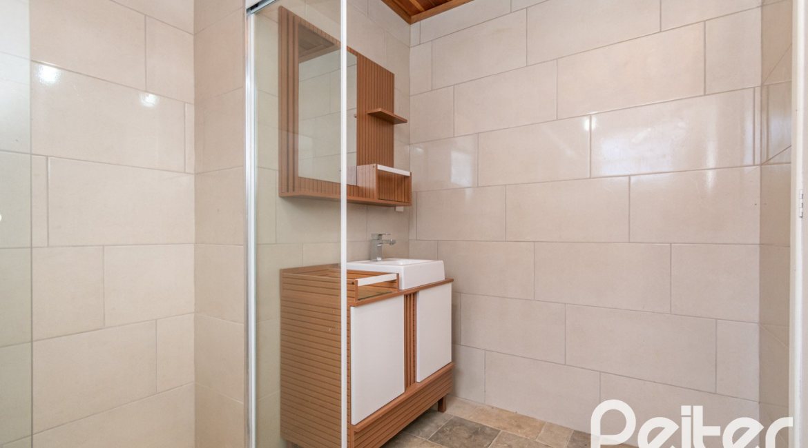 Casa à venda com 326m², 2 dormitórios, 1 suíte, 2 vagas, no bairro Ipanema em Porto Alegre