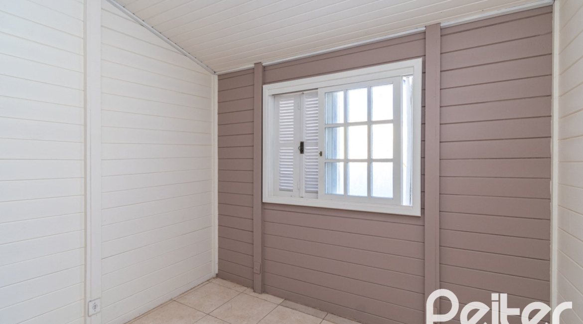 Casa à venda com 326m², 2 dormitórios, 1 suíte, 2 vagas, no bairro Ipanema em Porto Alegre