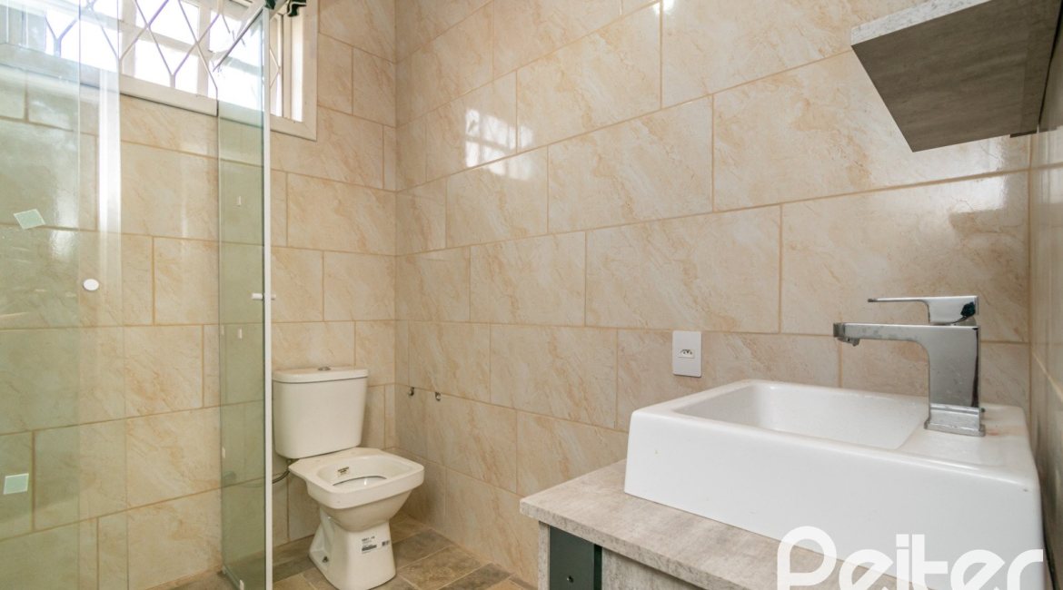 Casa à venda com 326m², 2 dormitórios, 1 suíte, 2 vagas, no bairro Ipanema em Porto Alegre