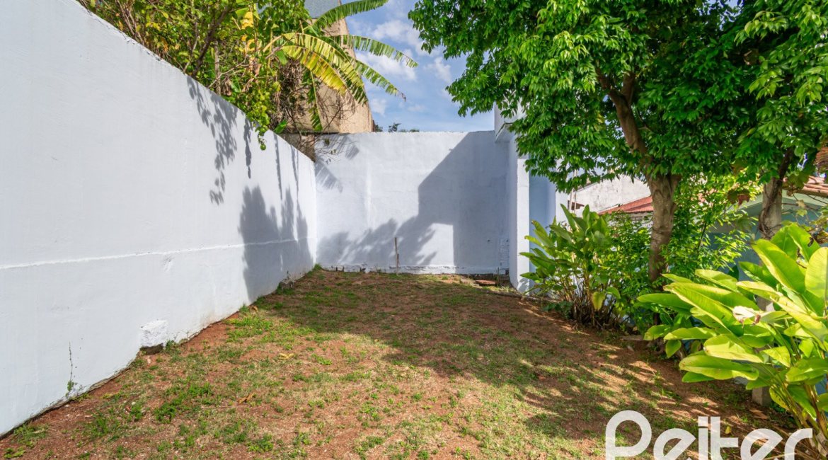 Casa à venda com 326m², 2 dormitórios, 1 suíte, 2 vagas, no bairro Ipanema em Porto Alegre