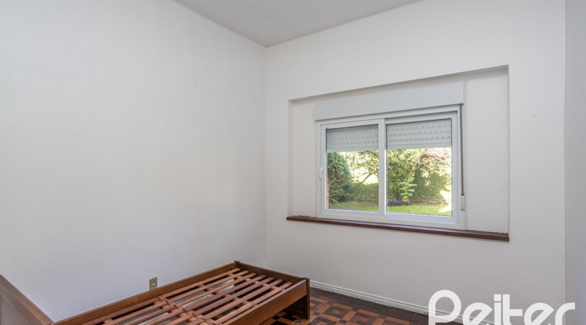 Casa à venda com 948m², 3 dormitórios, 1 suíte, 3 vagas, no bairro Vila Assunção em Porto Alegre