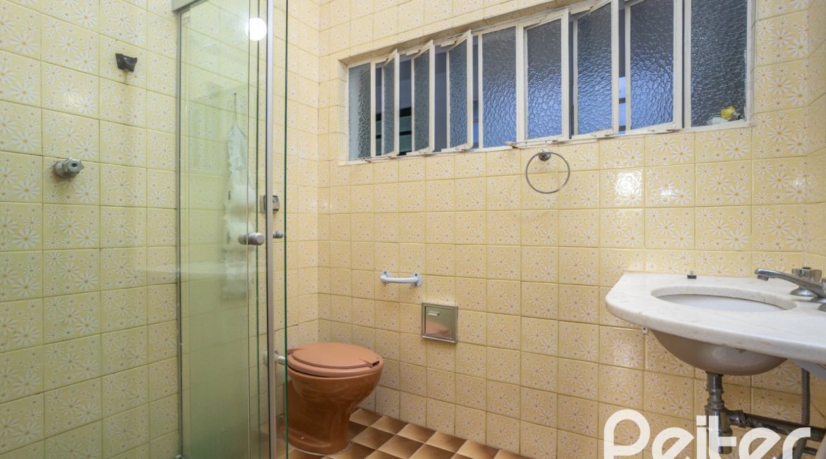 Casa à venda com 948m², 3 dormitórios, 1 suíte, 3 vagas, no bairro Vila Assunção em Porto Alegre