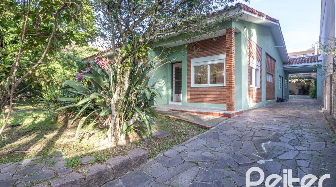 Casa à venda com 948m², 3 dormitórios, 1 suíte, 3 vagas, no bairro Vila Assunção em Porto Alegre