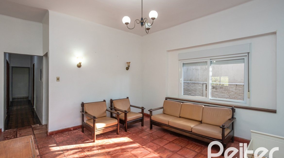 Casa à venda com 948m², 3 dormitórios, 1 suíte, 3 vagas, no bairro Vila Assunção em Porto Alegre