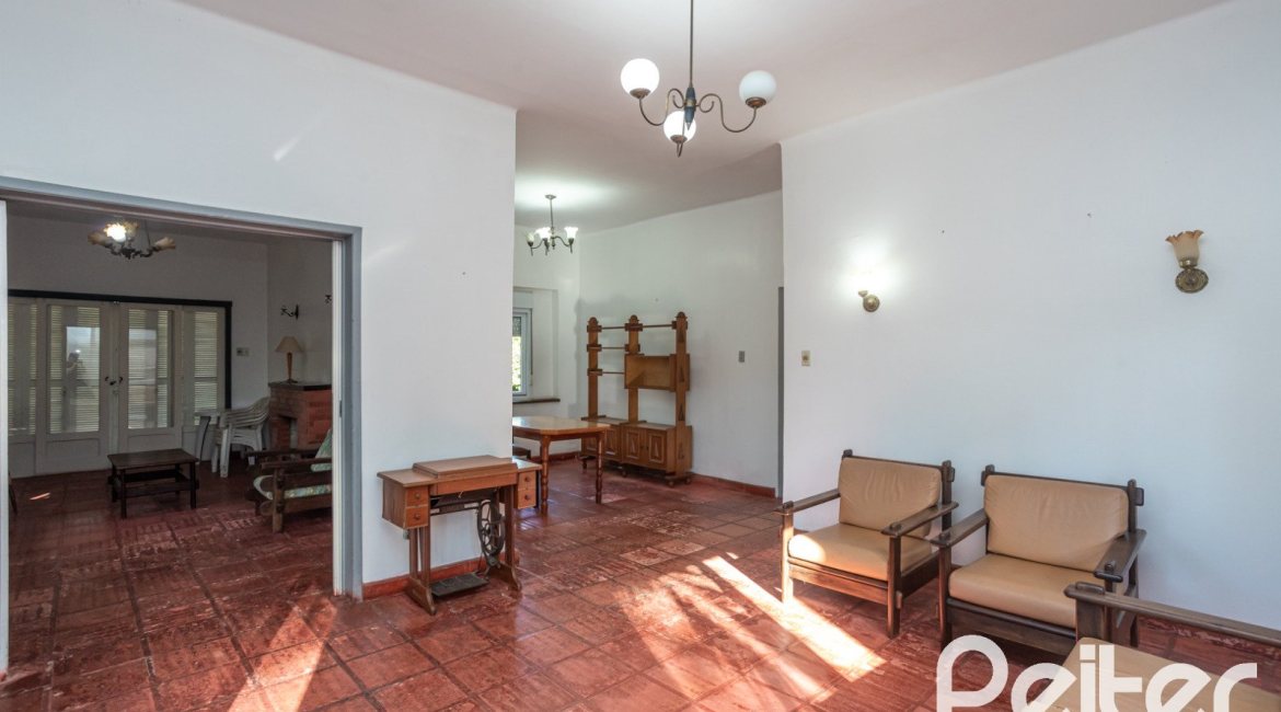 Casa à venda com 948m², 3 dormitórios, 1 suíte, 3 vagas, no bairro Vila Assunção em Porto Alegre