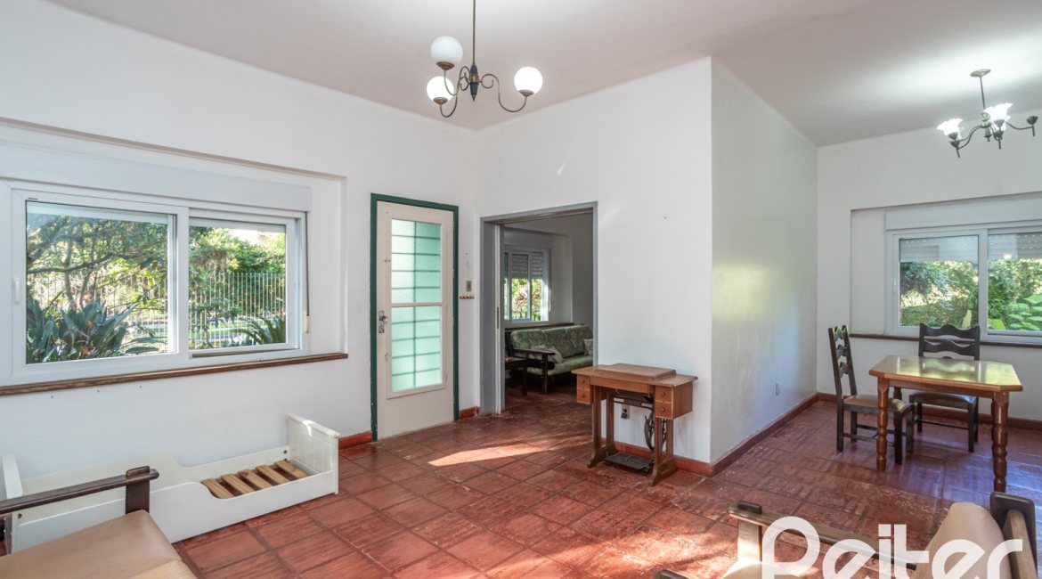 Casa à venda com 948m², 3 dormitórios, 1 suíte, 3 vagas, no bairro Vila Assunção em Porto Alegre