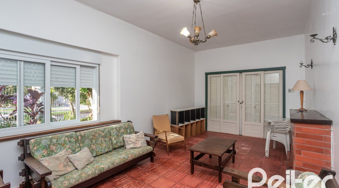 Casa à venda com 948m², 3 dormitórios, 1 suíte, 3 vagas, no bairro Vila Assunção em Porto Alegre