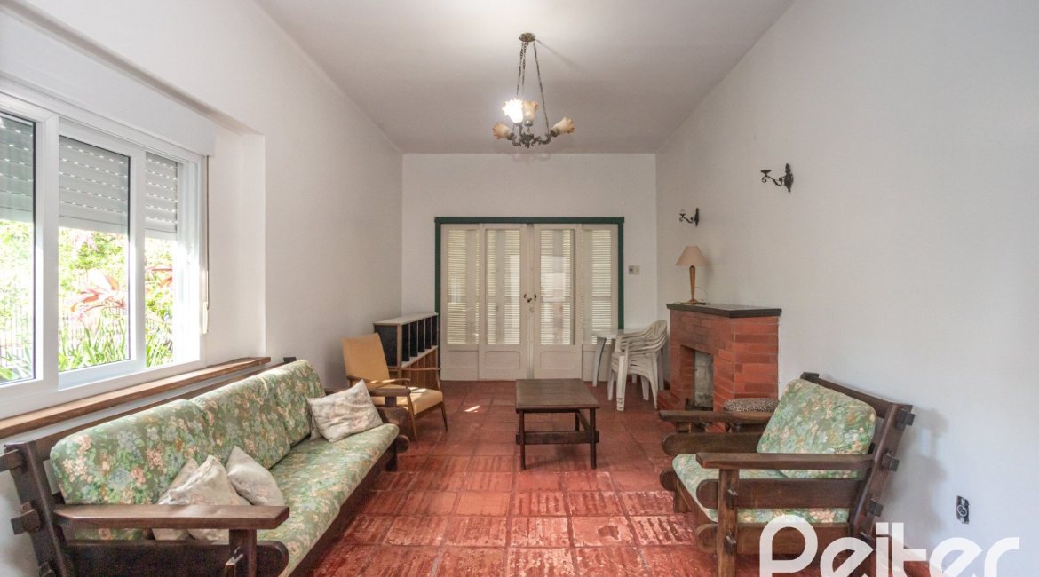 Casa à venda com 948m², 3 dormitórios, 1 suíte, 3 vagas, no bairro Vila Assunção em Porto Alegre