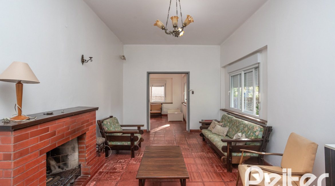 Casa à venda com 948m², 3 dormitórios, 1 suíte, 3 vagas, no bairro Vila Assunção em Porto Alegre