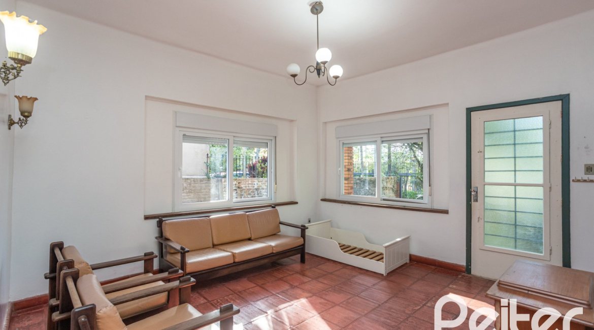 Casa à venda com 948m², 3 dormitórios, 1 suíte, 3 vagas, no bairro Vila Assunção em Porto Alegre