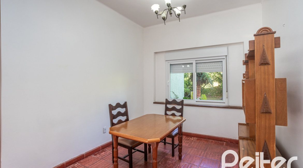 Casa à venda com 948m², 3 dormitórios, 1 suíte, 3 vagas, no bairro Vila Assunção em Porto Alegre