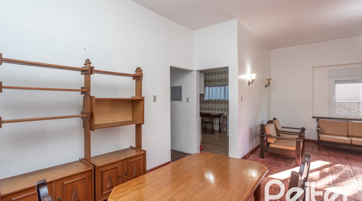 Casa à venda com 948m², 3 dormitórios, 1 suíte, 3 vagas, no bairro Vila Assunção em Porto Alegre