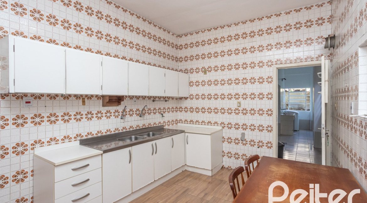 Casa à venda com 948m², 3 dormitórios, 1 suíte, 3 vagas, no bairro Vila Assunção em Porto Alegre