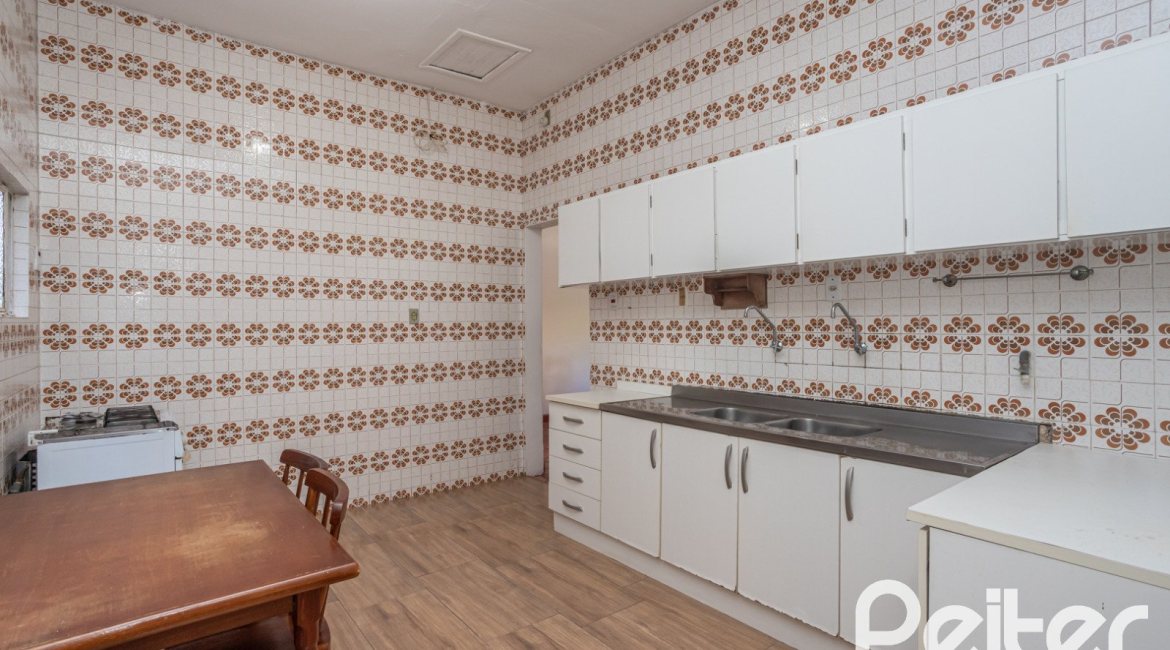 Casa à venda com 948m², 3 dormitórios, 1 suíte, 3 vagas, no bairro Vila Assunção em Porto Alegre