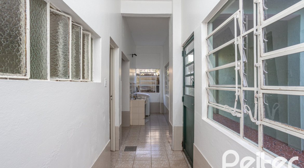 Casa à venda com 948m², 3 dormitórios, 1 suíte, 3 vagas, no bairro Vila Assunção em Porto Alegre