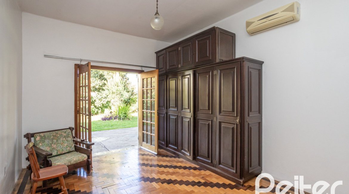 Casa à venda com 948m², 3 dormitórios, 1 suíte, 3 vagas, no bairro Vila Assunção em Porto Alegre