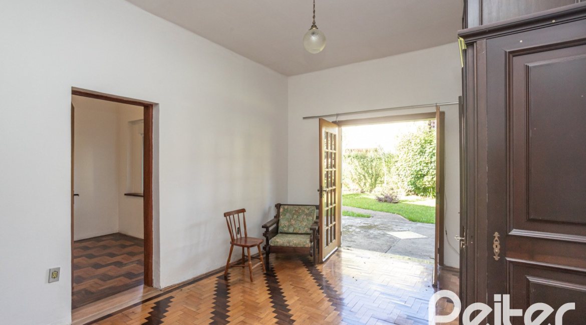 Casa à venda com 948m², 3 dormitórios, 1 suíte, 3 vagas, no bairro Vila Assunção em Porto Alegre