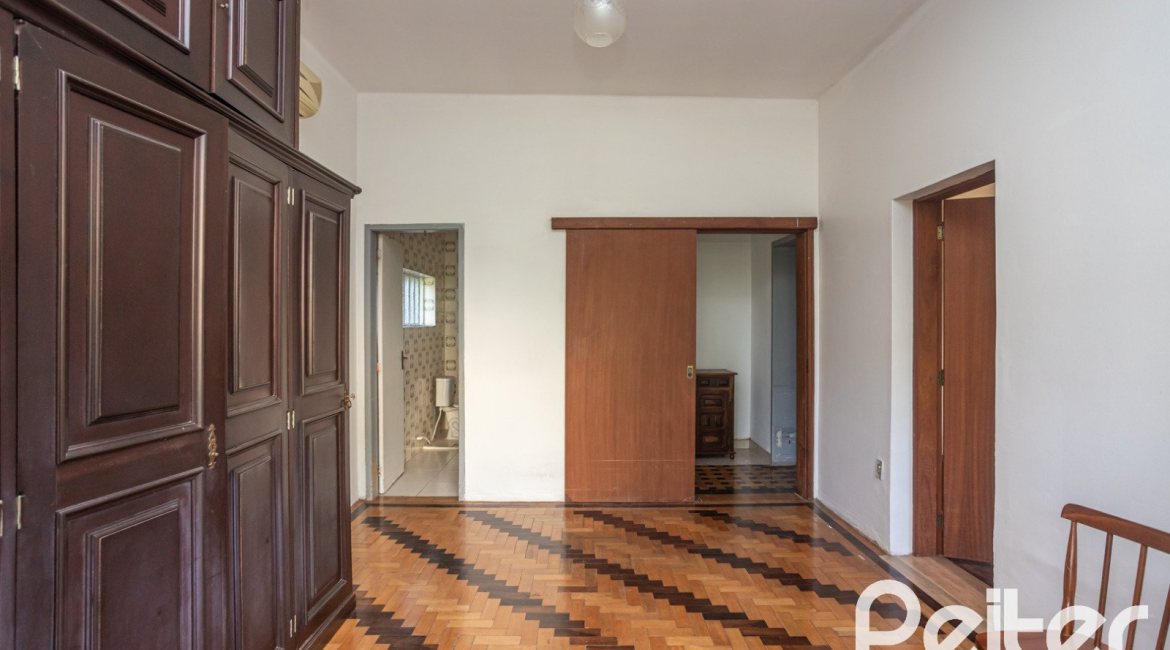 Casa à venda com 948m², 3 dormitórios, 1 suíte, 3 vagas, no bairro Vila Assunção em Porto Alegre