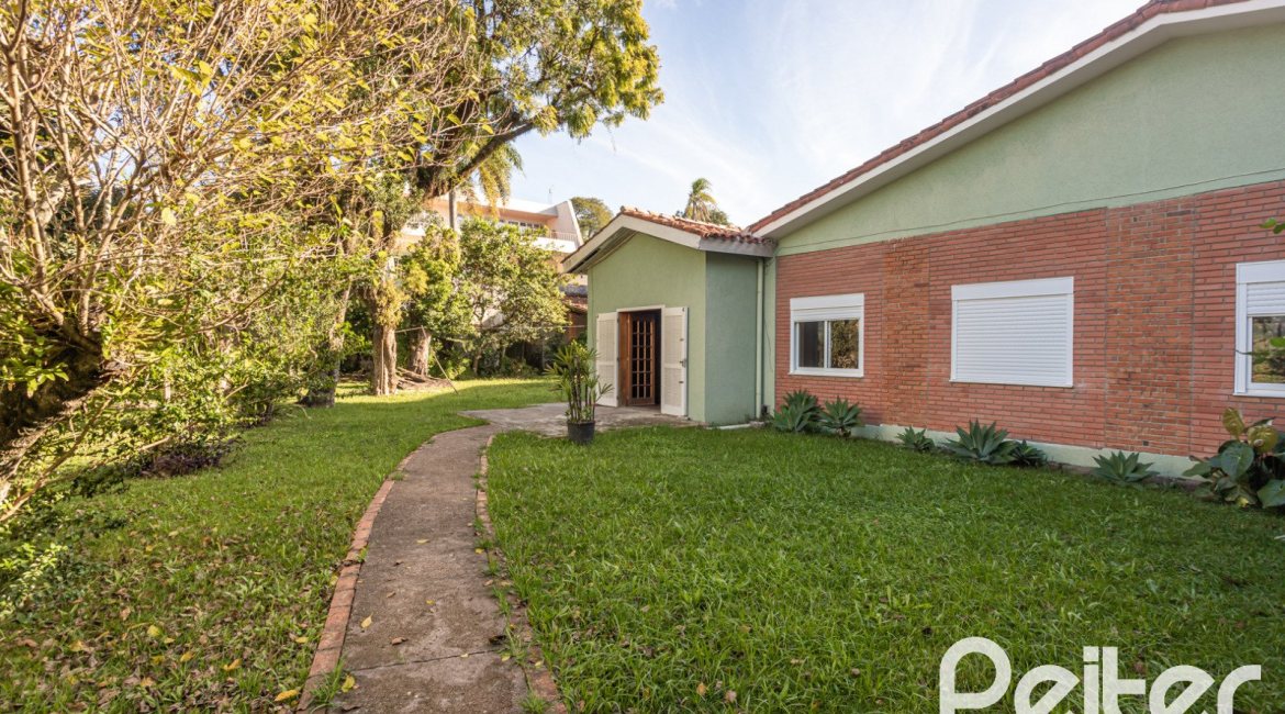 Casa à venda com 948m², 3 dormitórios, 1 suíte, 3 vagas, no bairro Vila Assunção em Porto Alegre