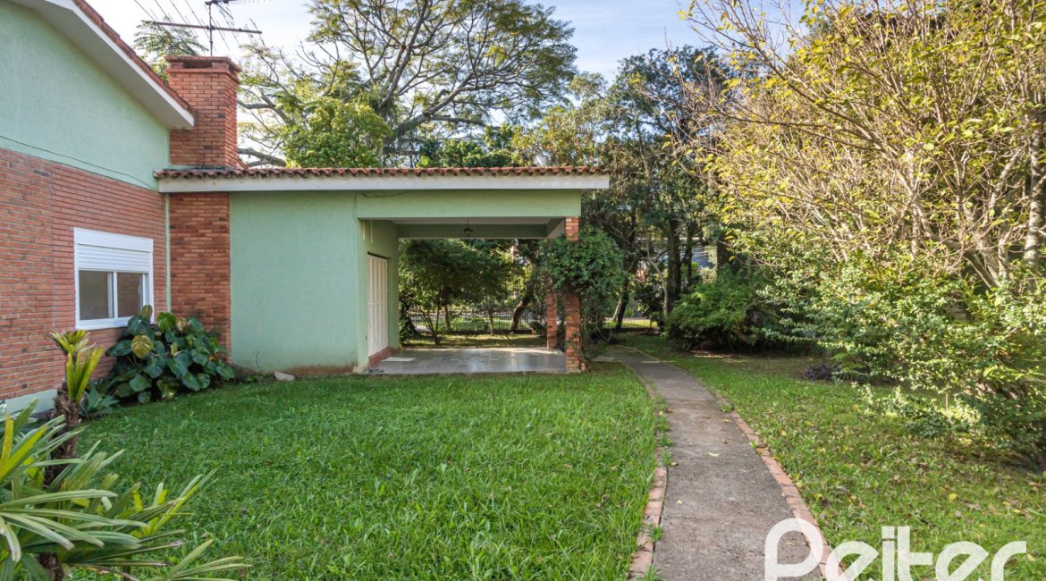 Casa à venda com 948m², 3 dormitórios, 1 suíte, 3 vagas, no bairro Vila Assunção em Porto Alegre