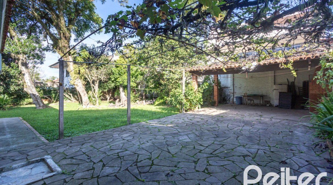 Casa à venda com 948m², 3 dormitórios, 1 suíte, 3 vagas, no bairro Vila Assunção em Porto Alegre