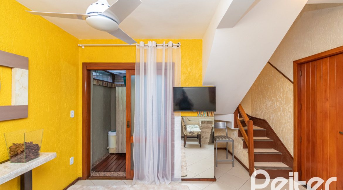 Casa em Condomínio à venda com 102m², 2 dormitórios, 1 suíte, 1 vaga, no bairro Guarujá em Porto Alegre