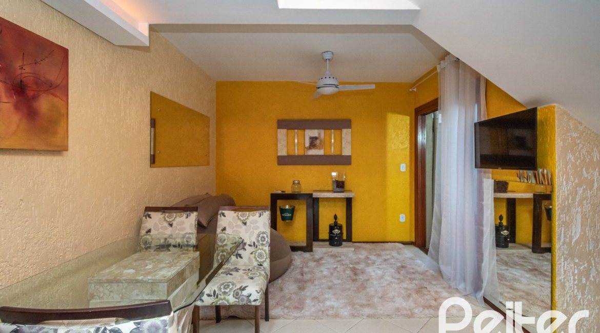 Casa em Condomínio à venda com 102m², 2 dormitórios, 1 suíte, 1 vaga, no bairro Guarujá em Porto Alegre