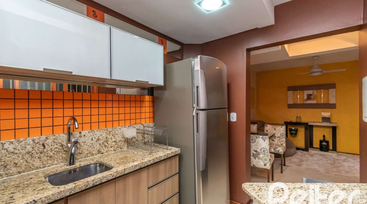 Casa em Condomínio à venda com 102m², 2 dormitórios, 1 suíte, 1 vaga, no bairro Guarujá em Porto Alegre