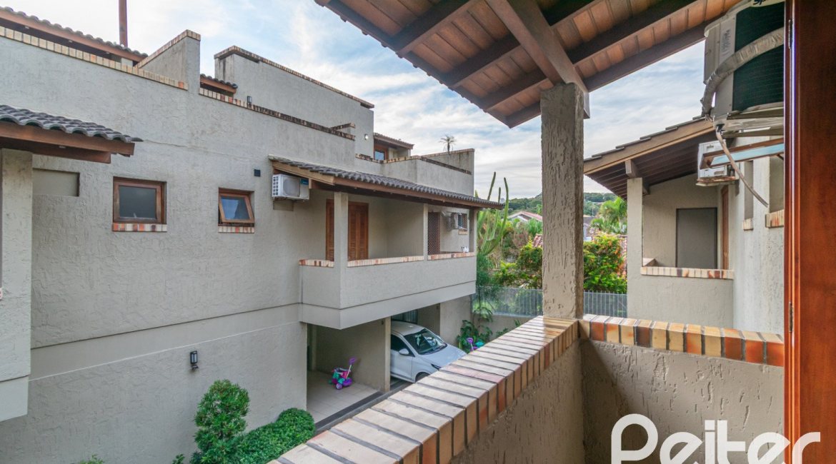 Casa em Condomínio à venda com 102m², 2 dormitórios, 1 suíte, 1 vaga, no bairro Guarujá em Porto Alegre