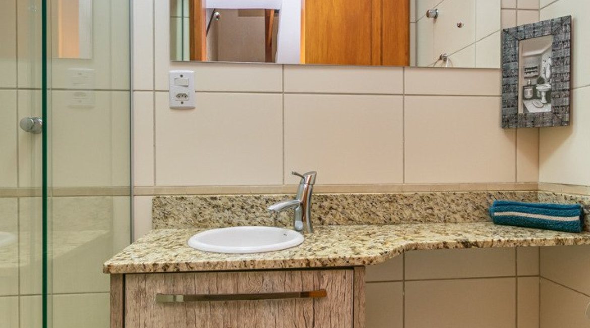 Casa em Condomínio à venda com 102m², 2 dormitórios, 1 suíte, 1 vaga, no bairro Guarujá em Porto Alegre