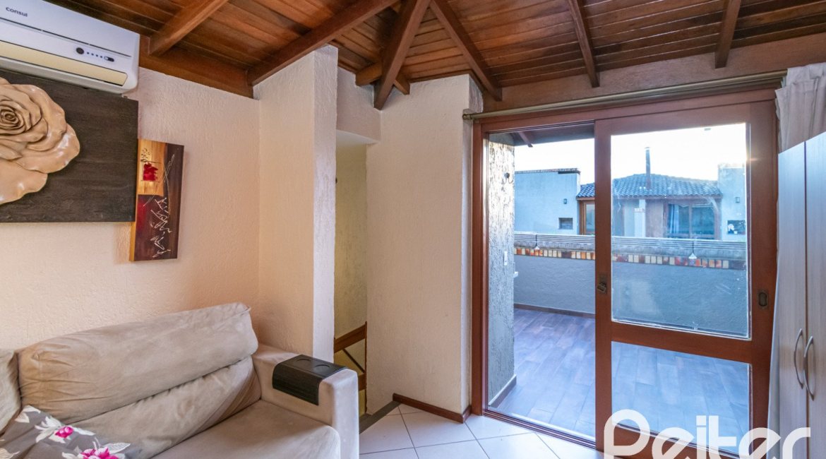 Casa em Condomínio à venda com 102m², 2 dormitórios, 1 suíte, 1 vaga, no bairro Guarujá em Porto Alegre