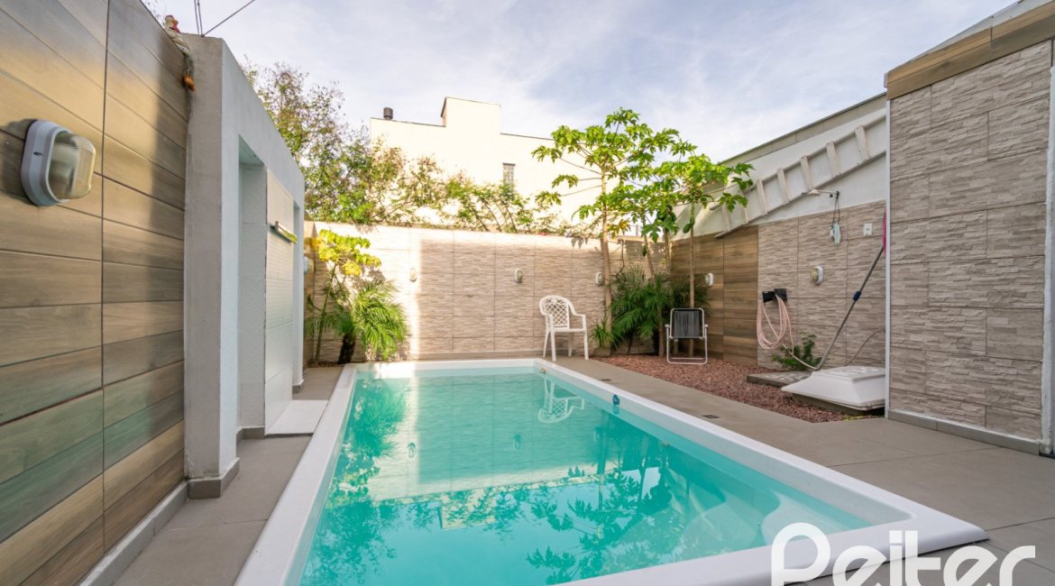 Casa à venda com 108m², 3 dormitórios, 2 suítes, 1 vaga, no bairro Hípica em Porto Alegre