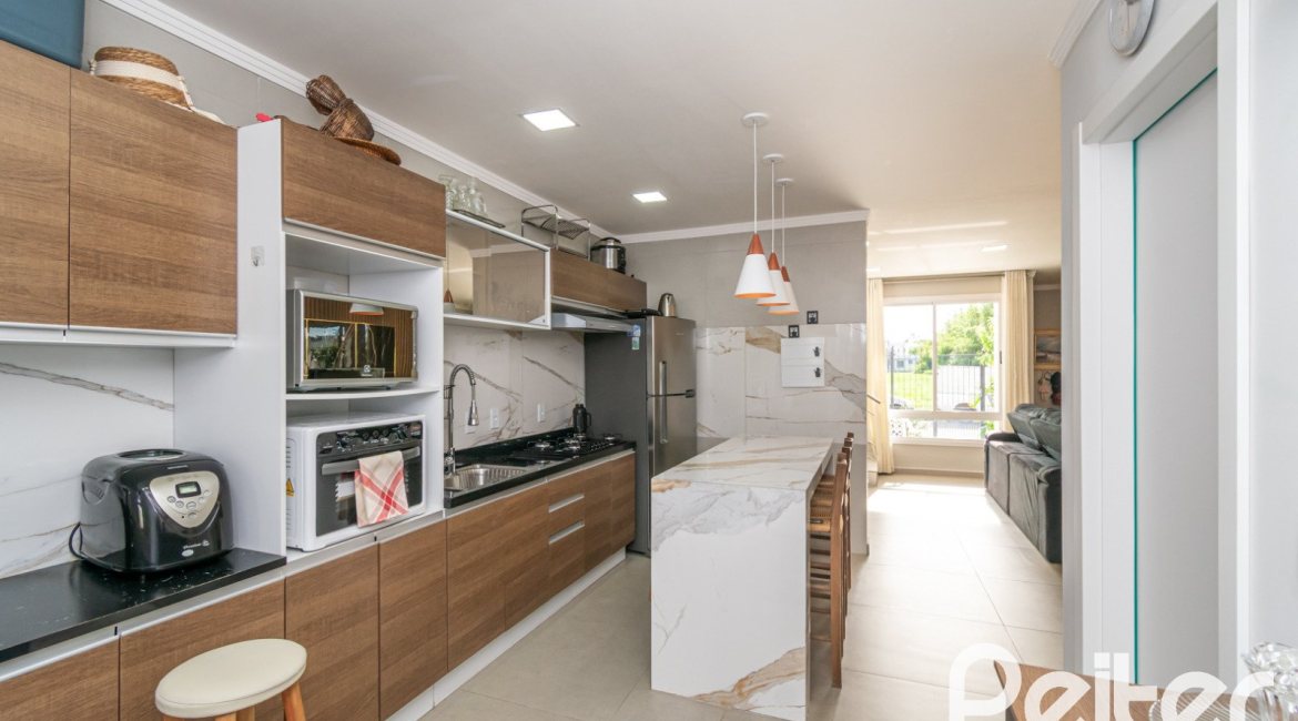 Casa à venda com 108m², 3 dormitórios, 2 suítes, 1 vaga, no bairro Hípica em Porto Alegre