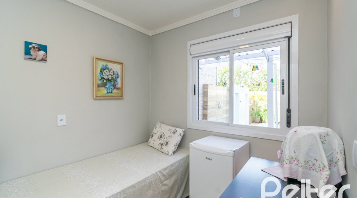 Casa à venda com 108m², 3 dormitórios, 2 suítes, 1 vaga, no bairro Hípica em Porto Alegre