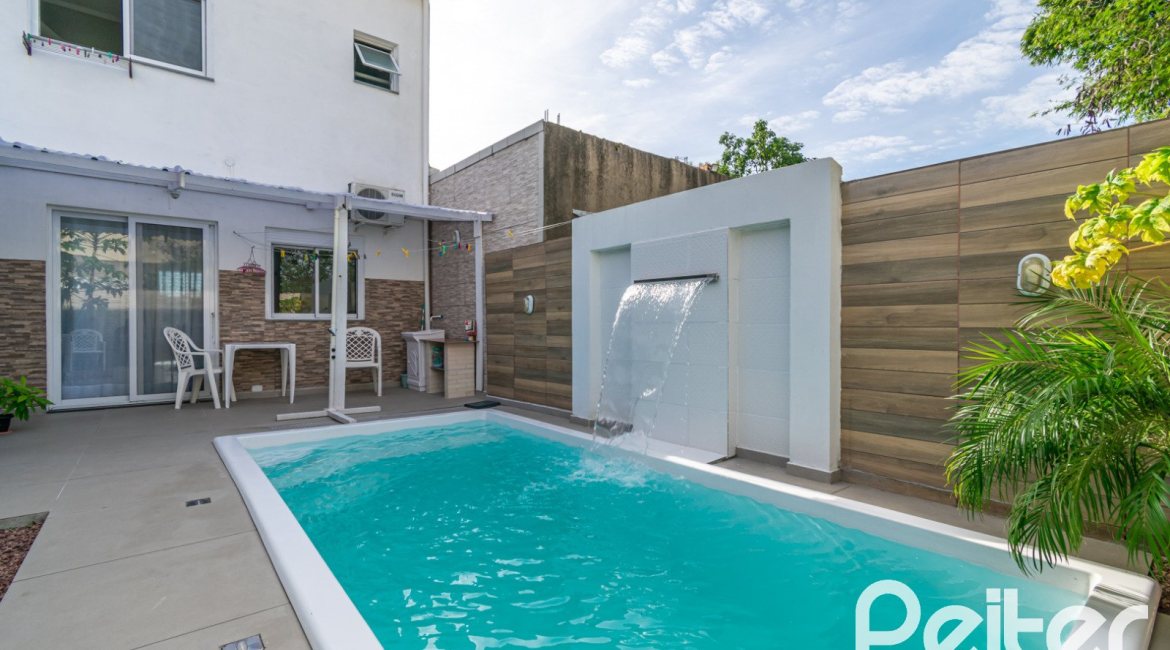 Casa à venda com 108m², 3 dormitórios, 2 suítes, 1 vaga, no bairro Hípica em Porto Alegre