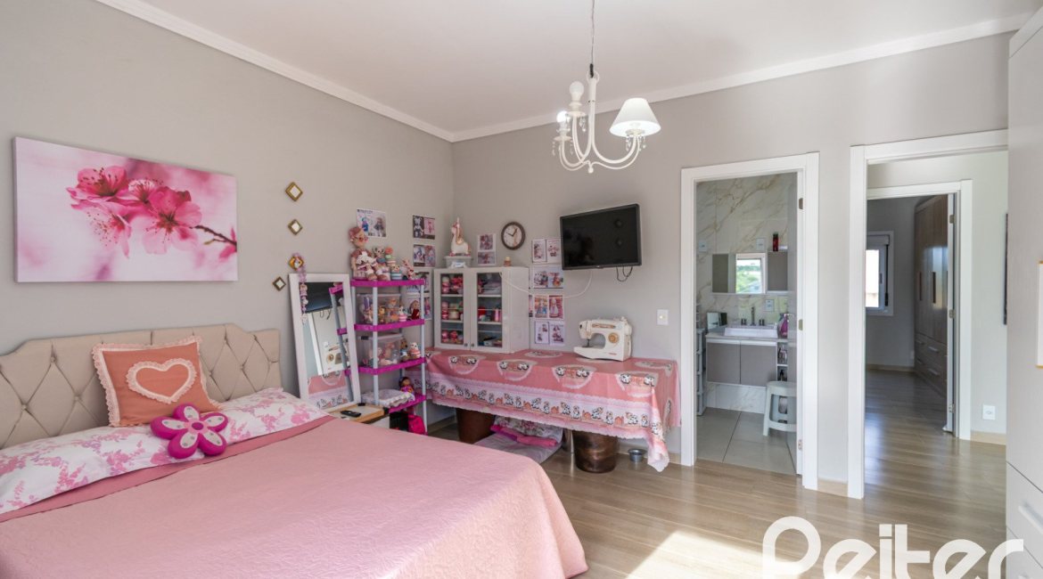 Casa à venda com 108m², 3 dormitórios, 2 suítes, 1 vaga, no bairro Hípica em Porto Alegre