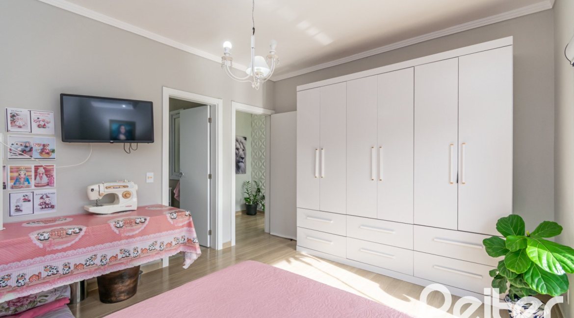 Casa à venda com 108m², 3 dormitórios, 2 suítes, 1 vaga, no bairro Hípica em Porto Alegre