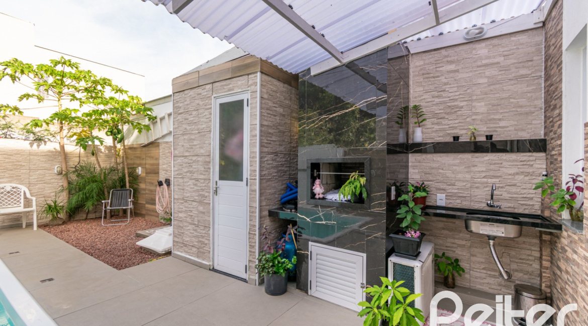 Casa à venda com 108m², 3 dormitórios, 2 suítes, 1 vaga, no bairro Hípica em Porto Alegre