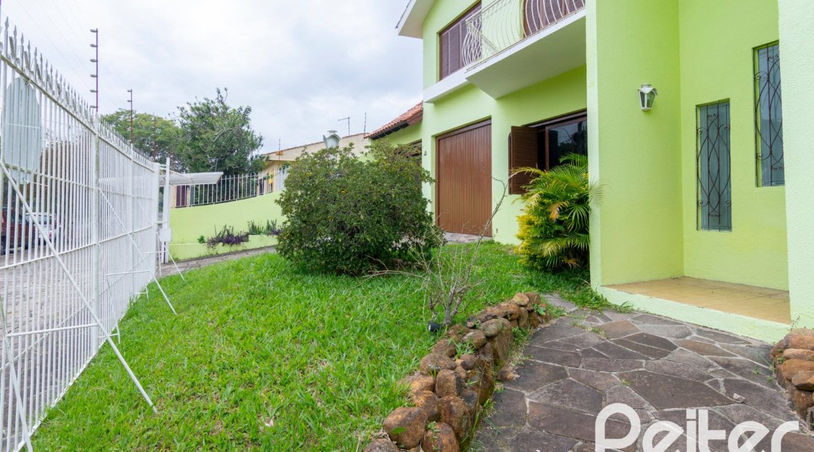 Casa à venda com 493m², 4 dormitórios, 1 suíte, 6 vagas, no bairro Ipanema em Porto Alegre