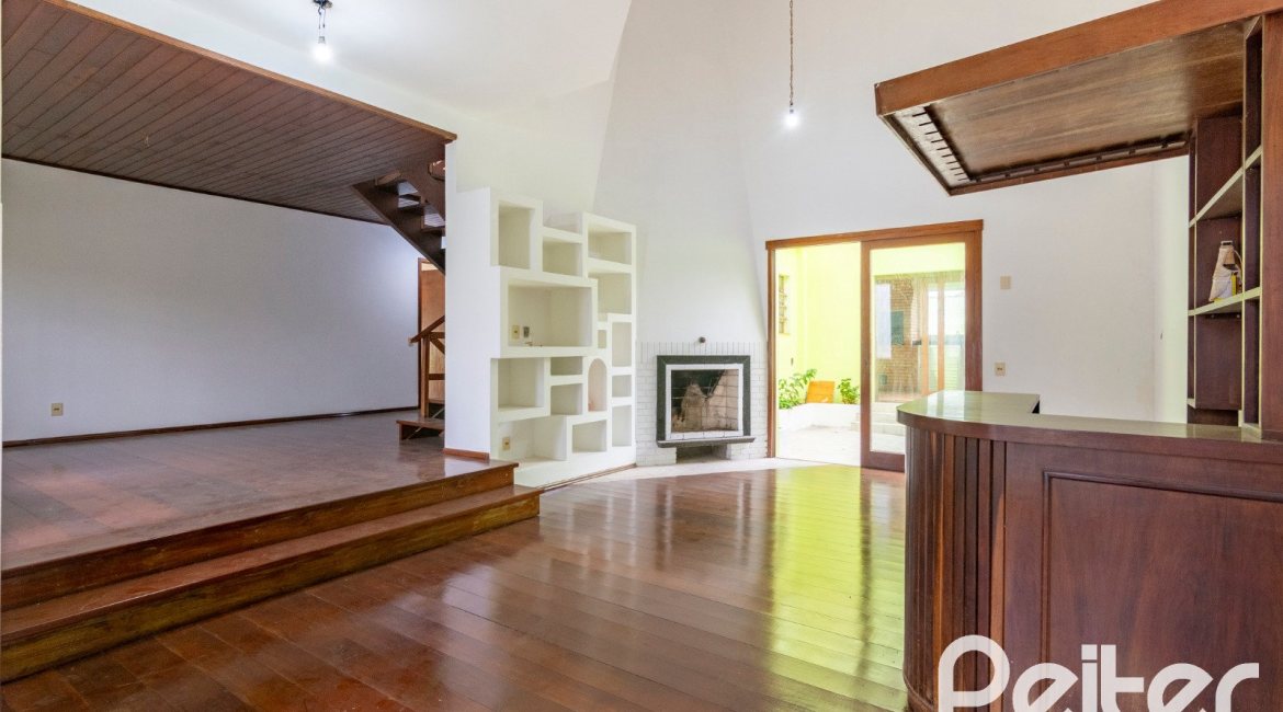 Casa à venda com 493m², 4 dormitórios, 1 suíte, 6 vagas, no bairro Ipanema em Porto Alegre