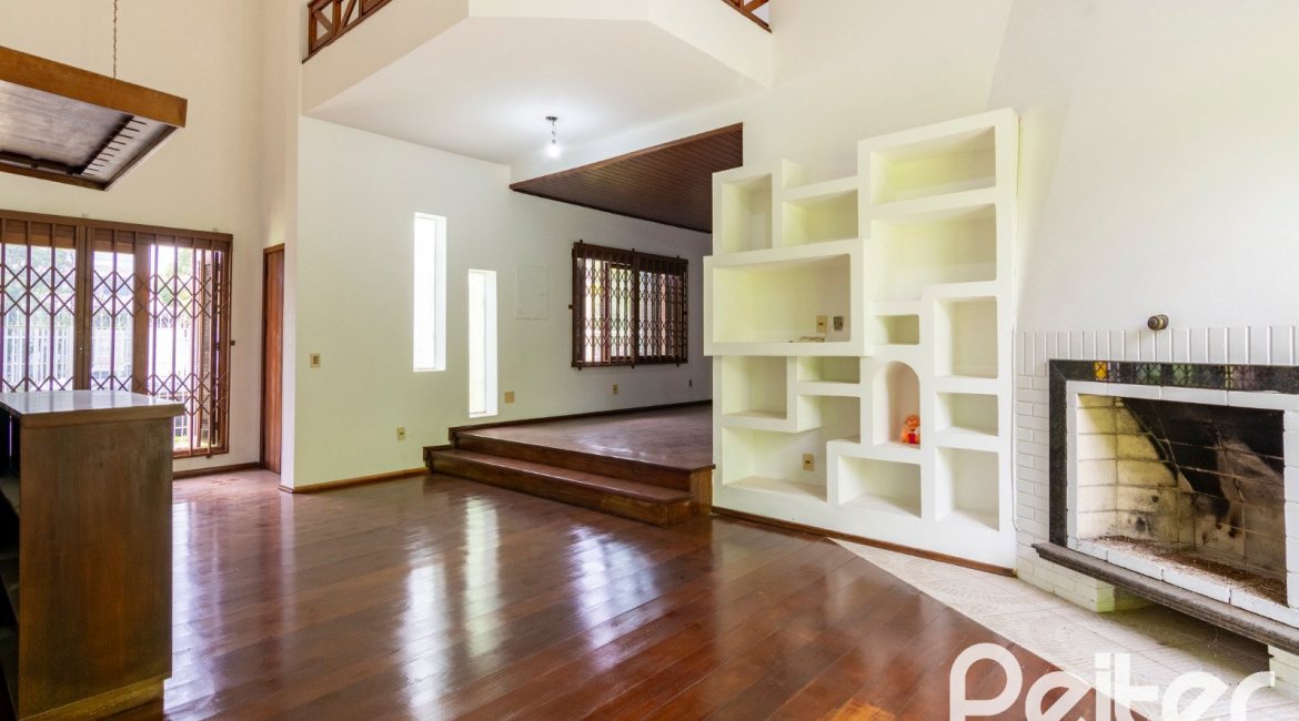 Casa à venda com 493m², 4 dormitórios, 1 suíte, 6 vagas, no bairro Ipanema em Porto Alegre
